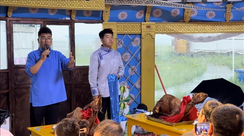 圖為草原蒙古包全羊宴。人民網(wǎng)記者 金洪花攝