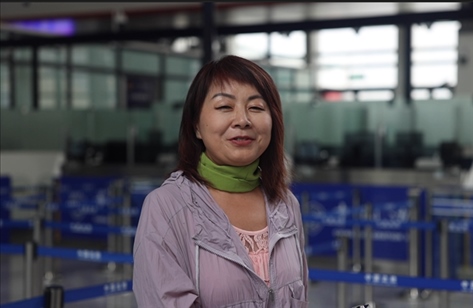 7月22日，曾經(jīng)在老撾瑯勃拉邦工作過(guò)3年的加拿大華僑孫月玲乘坐中老鐵路國(guó)際旅客列車從中國(guó)出境。衛(wèi)海林 攝