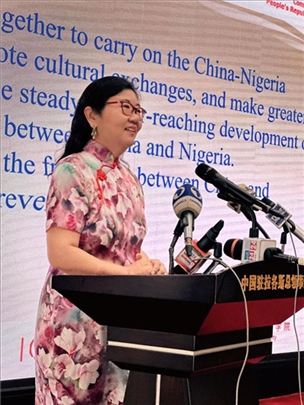 中國(guó)駐拉各斯總領(lǐng)館總領(lǐng)事嚴(yán)宇清致辭。駐拉各斯總領(lǐng)館供圖