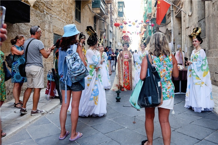 圖為花燈點亮儀式現(xiàn)場。 馬耳他中國文化中心供圖