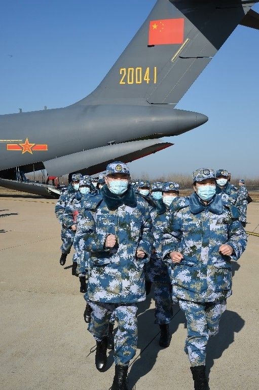 ↑2020年2月17日，一批軍隊(duì)支援湖北醫(yī)療隊(duì)員抵達(dá)武漢天河機(jī)場(chǎng)。新華社記者 黎云 攝