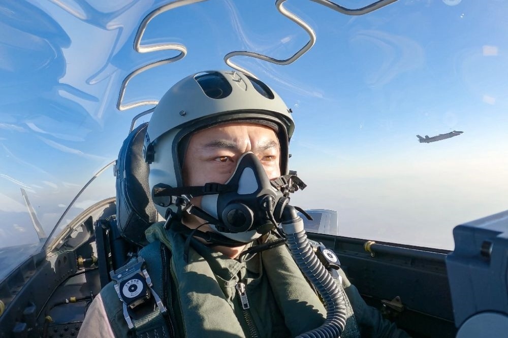 ↑全國(guó)人大代表、“強(qiáng)軍先鋒飛行大隊(duì)”大隊(duì)長(zhǎng)高中強(qiáng)進(jìn)行編隊(duì)飛行訓(xùn)練（2023年2月9日攝）。新華社發(fā)（姜皓元 攝）