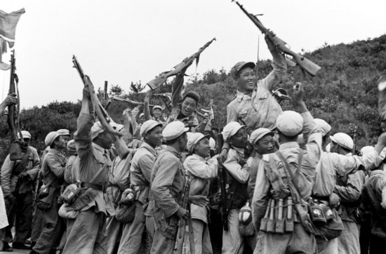  這是中國人民志愿軍和朝鮮人民軍一起歡慶戰(zhàn)斗勝利。新華社發(fā)（資料照片）