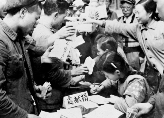 全國各地工商界踴躍捐獻款項，支援志愿軍。這是重慶市工商業(yè)者捐獻的情形。新華社發(fā)（資料照片）