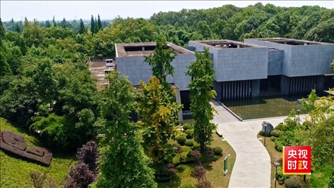 △2021年正式投入使用的三星堆文物保護(hù)修復(fù)館，堅(jiān)持保護(hù)修復(fù)與考古研究同步進(jìn)行，館內(nèi)分文保工作區(qū)和參觀區(qū)。