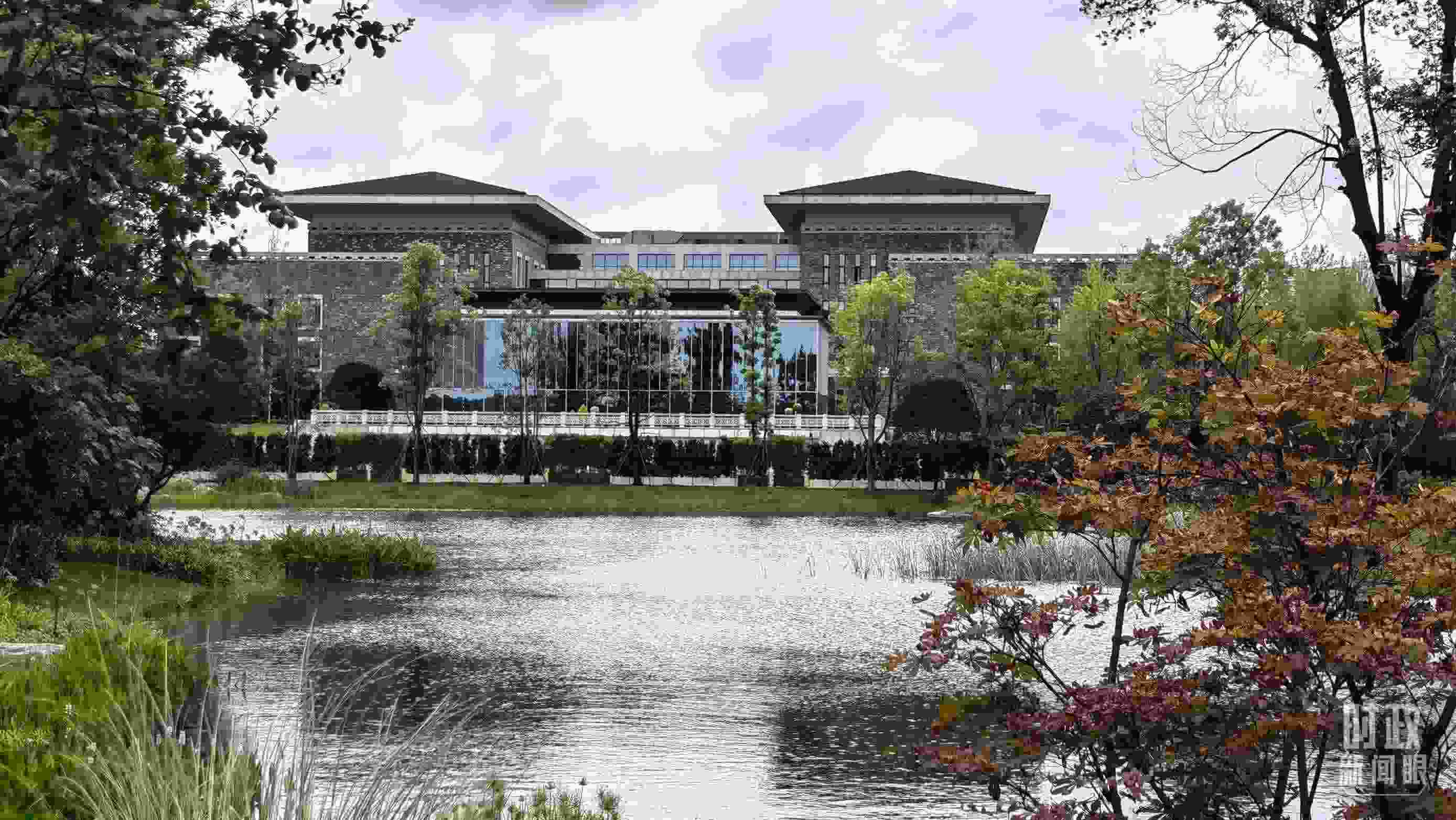 當(dāng)天，中印尼兩國元首在“錦蓉莊”舉行會(huì)見。（總臺(tái)央視記者韓銳拍攝）