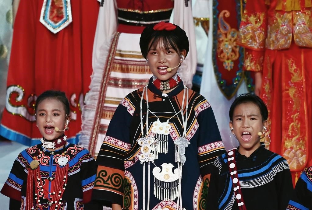 7月28日，吉好有果（中）在開幕式上表演。新華社記者陳澤國攝