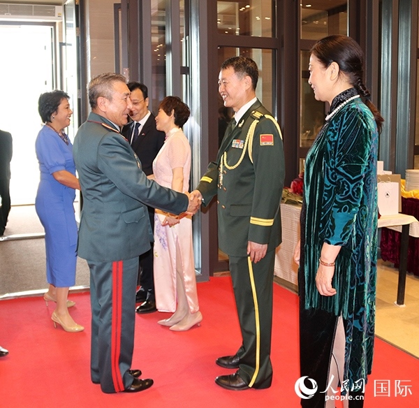 國防武官胡德君大校迎接賓客。人民網記者李強攝