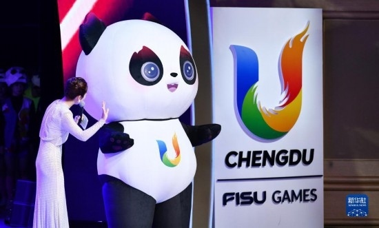 7月29日，成都大運會吉祥物“蓉寶”在聯(lián)歡會現(xiàn)場。新華社記者 張端 攝
