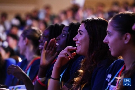 7月29日，外國運動員在聯(lián)歡會現(xiàn)場觀看節(jié)目。新華社記者 張端 攝