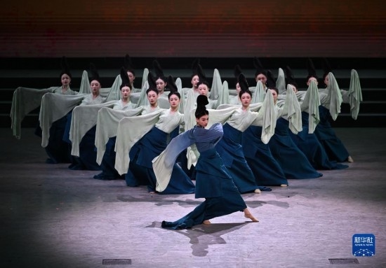 7月29日，演員在聯(lián)歡會現(xiàn)場表演《只此青綠》。新華社記者 蔡湘鑫 攝