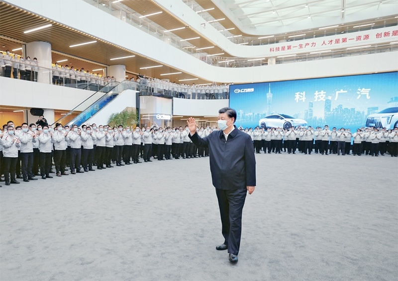 2023年4月10日至13日，中共中央總書記、國家主席、中央軍委主席習近平在廣東考察。這是12日下午，習近平在廣汽研究院向職工們揮手致意。 新華社記者 鞠鵬/攝