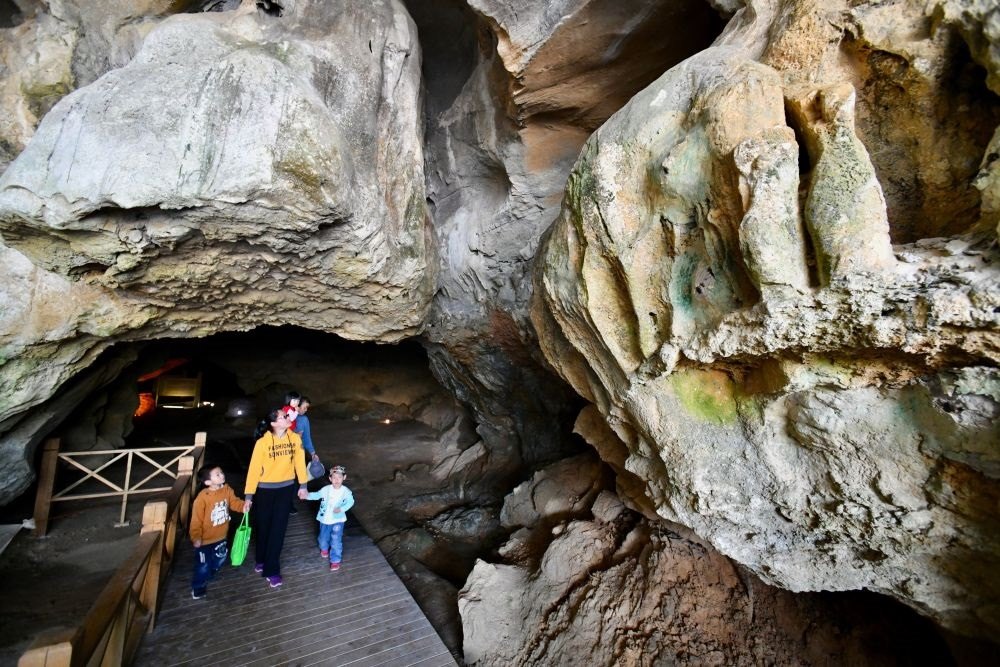游人在位于福建省三明市三元區(qū)巖前鎮(zhèn)的萬壽巖遺址船帆洞游覽（2020年4月9日攝）。新華社記者 姜克紅 攝