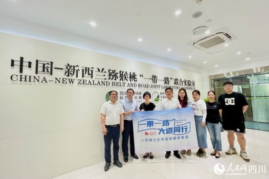 采訪團(tuán)走進(jìn)中國(guó)-新西蘭獼猴桃“一帶一路”聯(lián)合實(shí)驗(yàn)室。人民網(wǎng)記者 朱虹攝