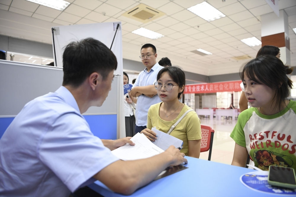 2023年7月29日，“揚(yáng)就業(yè)之帆，啟夢想之旅”2023年寧夏（銀川）離校未就業(yè)高校畢業(yè)生招聘會在寧夏（銀川）人力資源服務(wù)產(chǎn)業(yè)園舉行。求職者（右）在招聘會現(xiàn)場與用人單位交流。新華社記者 馮開華 攝