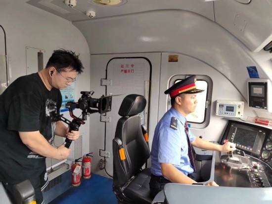 記者采訪中歐班列（成都）首發(fā)司機(jī)仲俊斕。成都機(jī)務(wù)段供圖