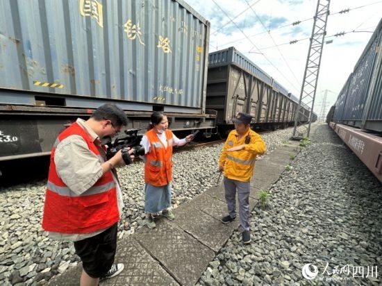 記者采訪中歐班列（成都）首發(fā)班列“專檢小組”組長(zhǎng)劉偉。人民網(wǎng)記者 王波攝