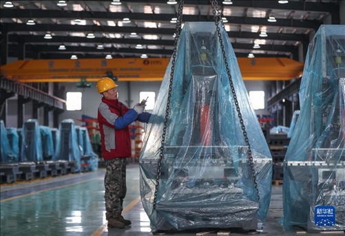 工人在阜新勁達(dá)精密機械有限公司生產(chǎn)車間工作。新華社記者龍雷攝