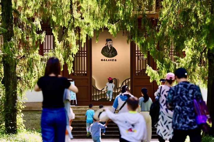 游客參觀位于福建武夷山朱熹園的武夷精舍（2022年6月6日攝）。新華社記者 姜克紅 攝