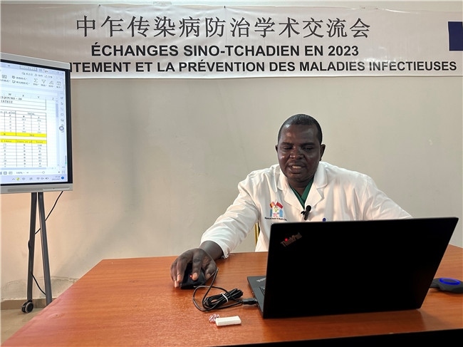 圖為中乍友誼醫(yī)院兒科護(hù)士長(zhǎng)穆罕默德·阿米勒·阿里授課。中國(guó)援乍得醫(yī)療隊(duì)供圖