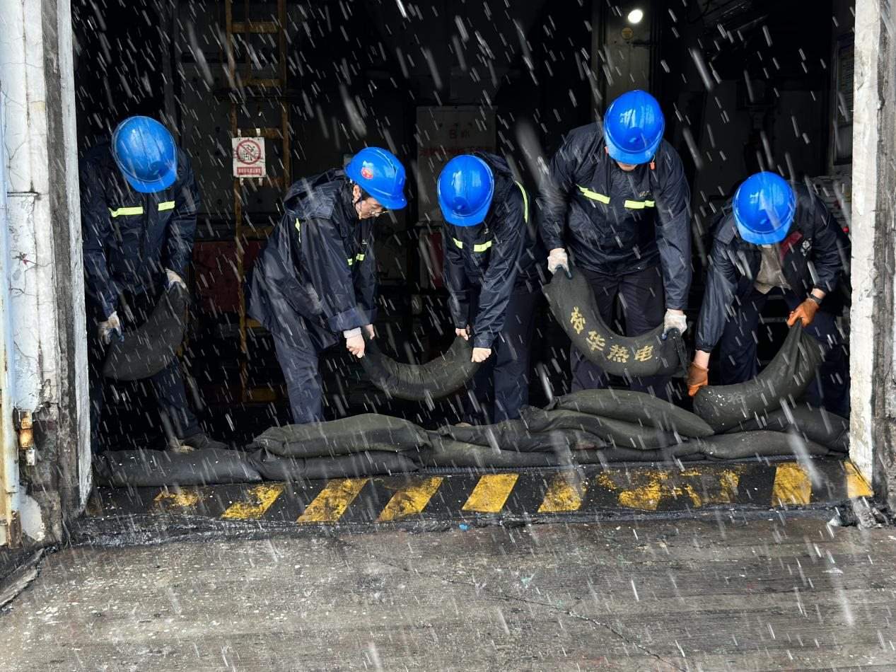 中國華電河北公司職工在廠房門口布置防汛沙袋。 受訪者供圖