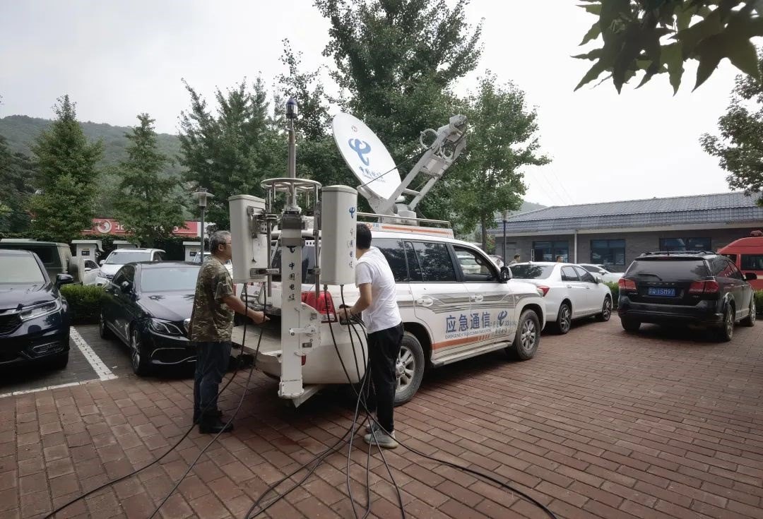工作人員正在進行通信搶修。 受訪者供圖