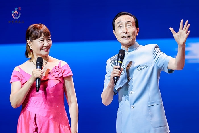 小品表演藝術(shù)家鞏漢林、金珠在演出現(xiàn)場。主辦方供圖