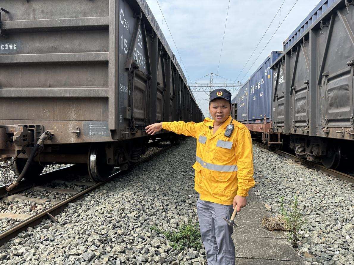 劉偉在向記者介紹檢車注意事項。人民網(wǎng) 王紹紹攝