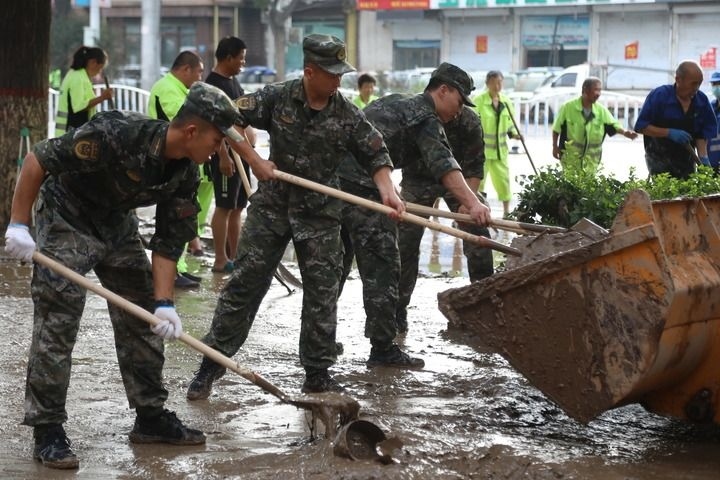 武警河北總隊(duì)保定支隊(duì)官兵在涿州市城西107國(guó)道沿線清理淤泥（8月5日攝）。新華社發(fā)（王紅強(qiáng) 攝）