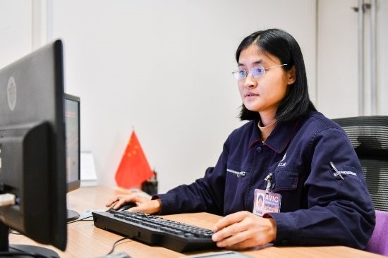工作中的劉艷梅。航空工業(yè)沈飛供圖