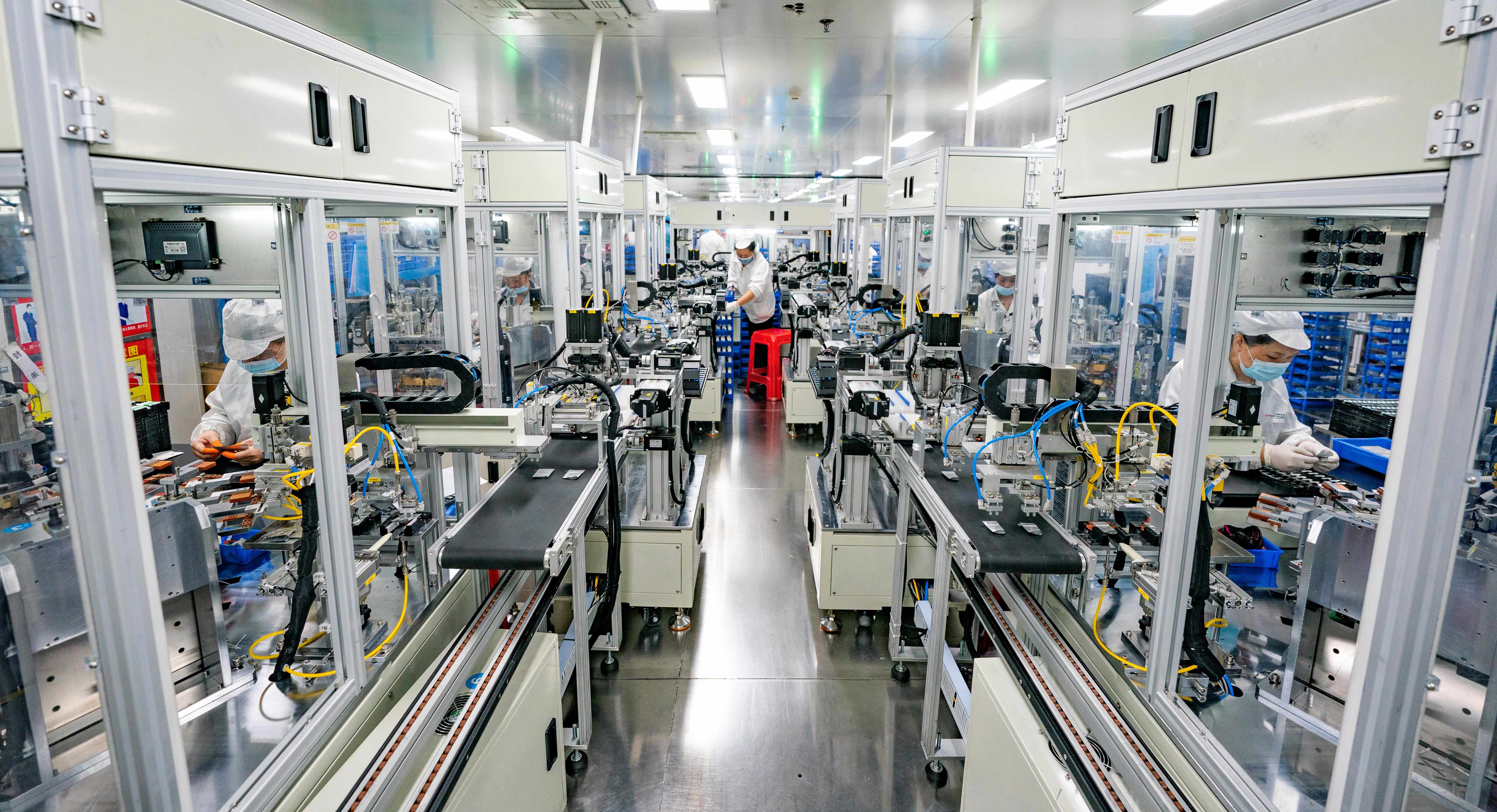 2023年5月17日，江西新余一家電子公司生產(chǎn)車間內(nèi)，技術(shù)工人在鋰電池生產(chǎn)線忙于趕制訂單產(chǎn)品。