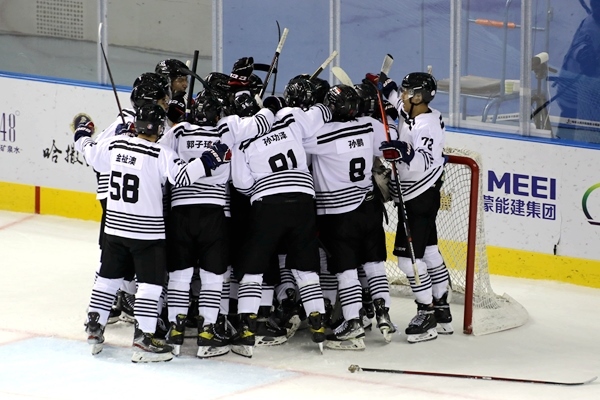 內蒙古隊球員慶祝比賽勝利。人民網(wǎng)記者 胡雪蓉攝