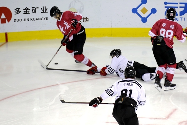 重慶隊球員與內蒙古球員拼搶。人民網(wǎng)記者 胡雪蓉攝