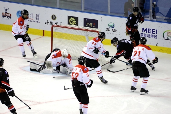 門前混戰(zhàn)。人民網(wǎng)記者 胡雪蓉攝