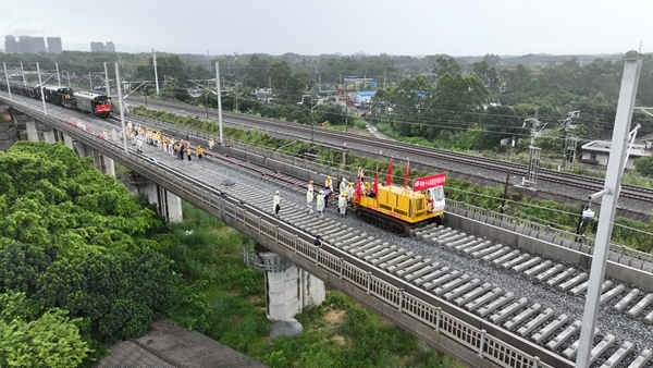 防東鐵路鋪軌現場航拍。