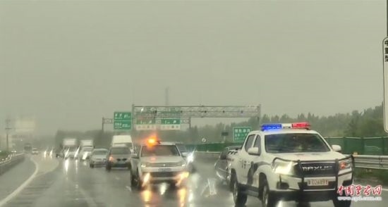 8月2日，京港澳高速，高速交警涿州大隊(duì)警車帶道引導(dǎo)救援物資車隊(duì)進(jìn)入涿州災(zāi)區(qū)。