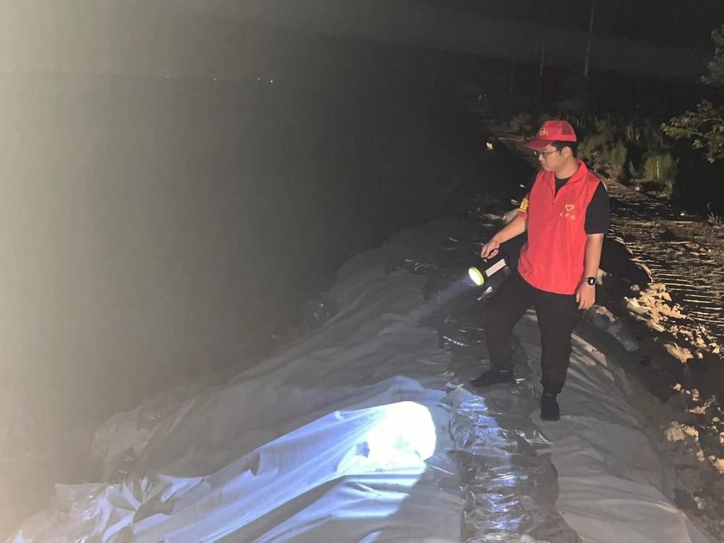 太平鎮(zhèn)干部晚上巡查南小埝。（采訪對(duì)象供圖）