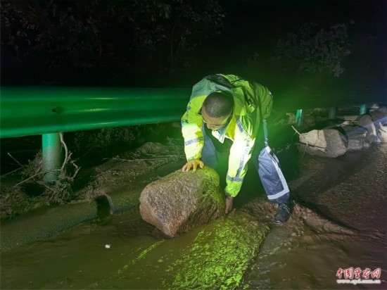 7月31日，張涿高速，高速交警涿鹿大隊(duì)民警清理山體滑坡路面落石。