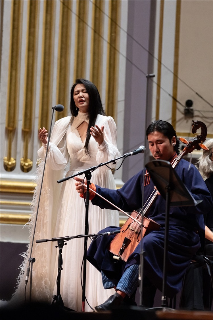 圖片說(shuō)明： 8月5日，2023愛(ài)丁堡國(guó)際藝術(shù)節(jié)開(kāi)幕式音樂(lè)會(huì)《慈悲頌》的演出現(xiàn)場(chǎng)。藝術(shù)節(jié)組委會(huì)供圖