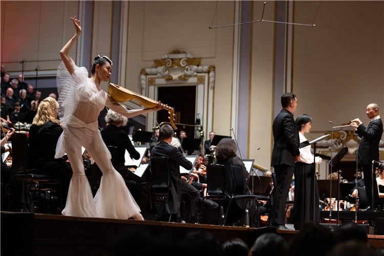 圖8月5日，2023愛(ài)丁堡國(guó)際藝術(shù)節(jié)開(kāi)幕式音樂(lè)會(huì)《慈悲頌》的演出現(xiàn)場(chǎng)。藝術(shù)節(jié)組委會(huì)供圖