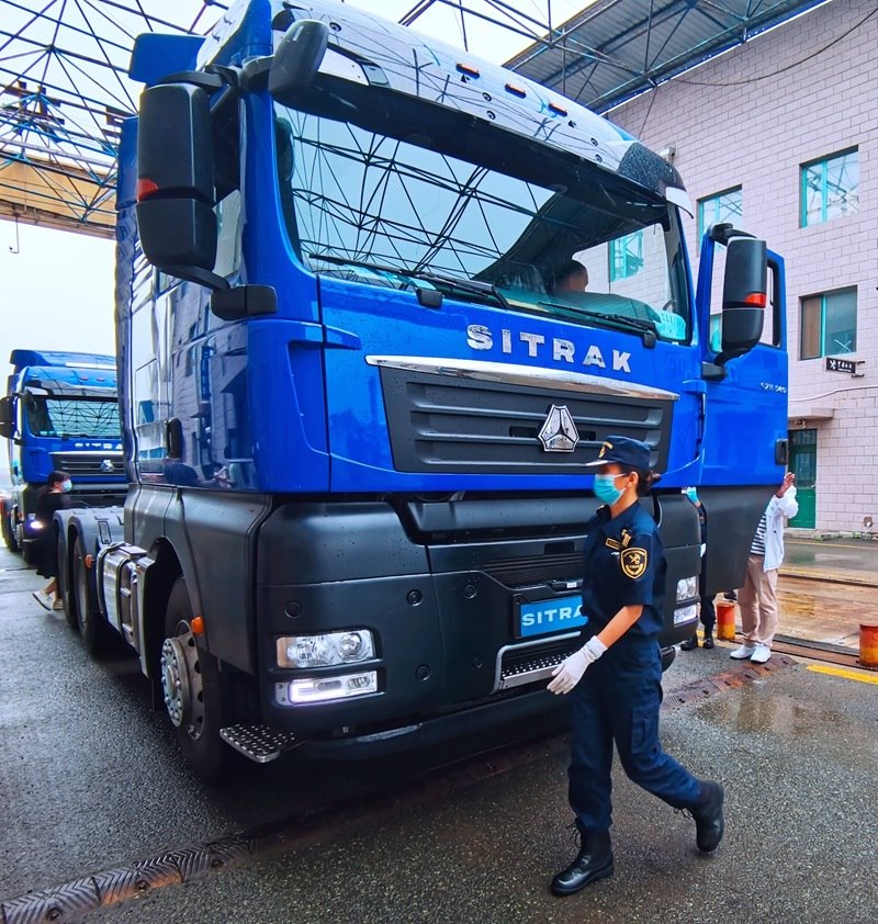 關(guān)員正在對(duì)出口車輛進(jìn)行登臨檢查。人民網(wǎng)記者 栗翹楚攝