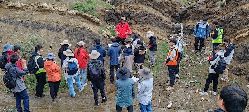 聯(lián)合實(shí)習(xí)隊(duì)在觀察日喀則弧前盆地 中國(guó)地質(zhì)大學(xué)（北京）供圖