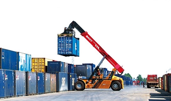 石家莊國際陸港內整裝待發(fā)的集裝箱。 石家莊國際陸港供圖