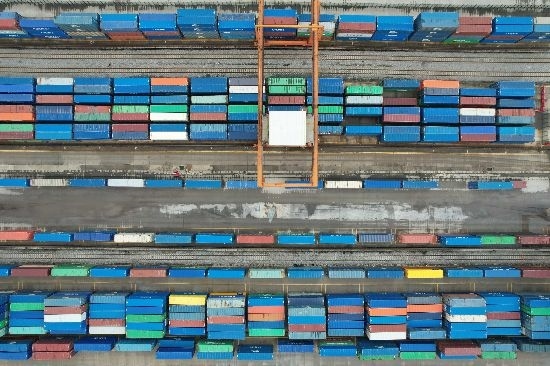 在廣州東部公鐵聯(lián)運樞紐（增城西站），工作人員在進行集裝箱轉(zhuǎn)運工作。廣州交通投資集團有限公司供圖