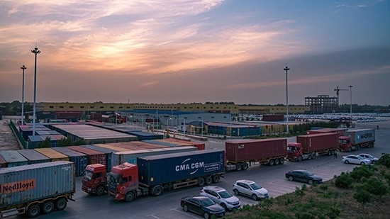 石家莊國際陸港內整裝待發(fā)的集裝箱。 石家莊國際陸港供圖