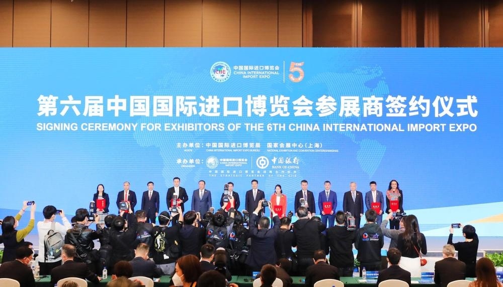 2022年11月6日，2022年中國國際進口博覽會參展商聯(lián)盟大會在上海舉行。這是在大會期間進行的第六屆進博會參展商簽約儀式。新華社記者 方喆 攝