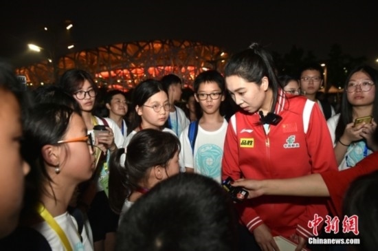 圖為小學員向李曉霞分享自己運動經歷。<a target='_blank' href='/' ><p align=