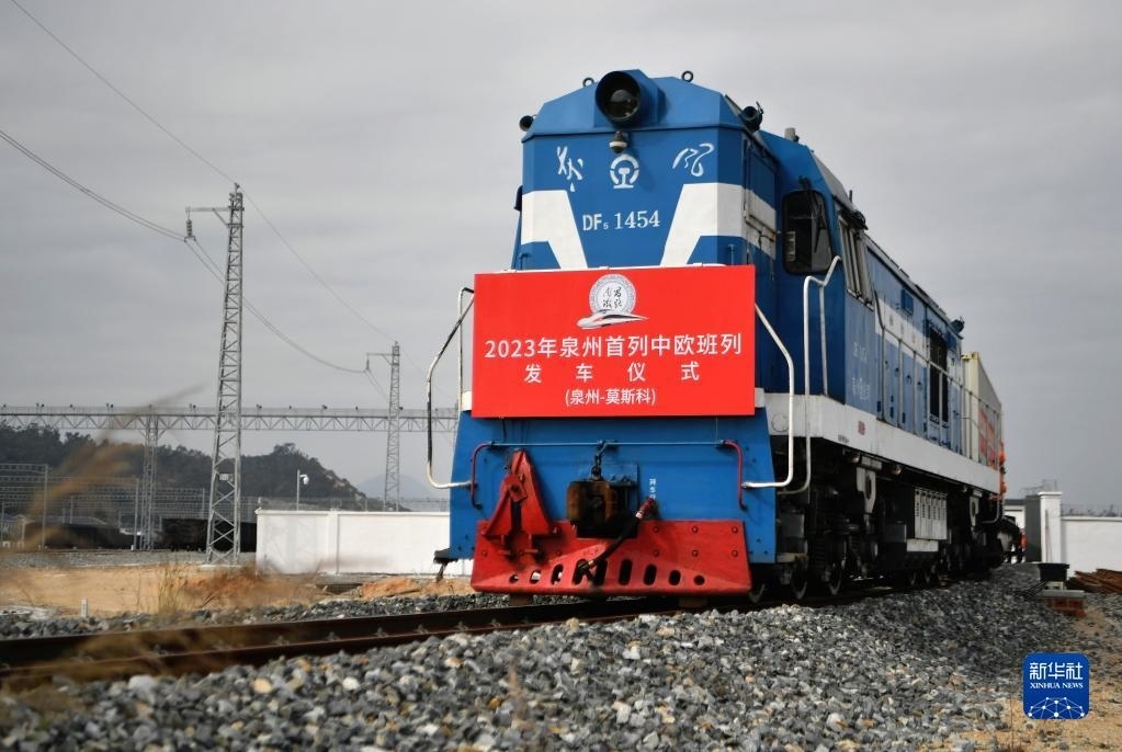 2月3日，中歐班列駛出興泉鐵路黃塘站。當(dāng)日，滿載著55個(gè)集裝箱的中歐班列，從位于福建泉州惠安縣的興泉鐵路黃塘站駛出。這是泉州今年開(kāi)出的首趟中歐班列，也是興泉鐵路開(kāi)通后的首趟泉州中歐班列。據(jù)了解，此次班列裝載產(chǎn)品主要來(lái)自泉州進(jìn)出口企業(yè)，貨重601.4噸，貨值約262.5萬(wàn)美元。新華社記者 魏培全 攝