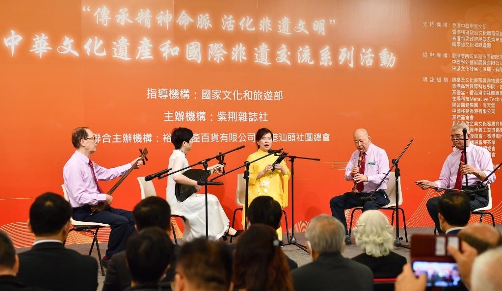 2022年11月23日，演員在“傳承精神命脈 活化非遺文明”中華文化遺產(chǎn)和國(guó)際非遺交流系列活動(dòng)開(kāi)幕式上表演非遺項(xiàng)目南音《滿空飛》。新華社記者 陳鐸 攝