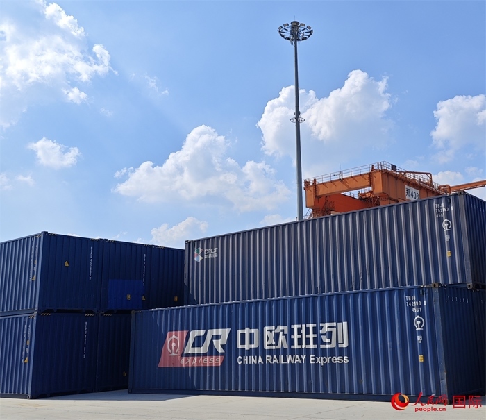 8月3日，中歐班列（中豫號）集裝箱在鄭州車站海關等候查驗。人民網 崔譯戈攝